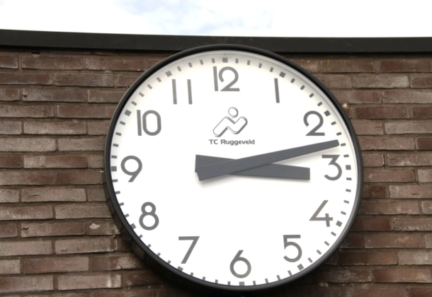 Analoge klok voor tennissclub