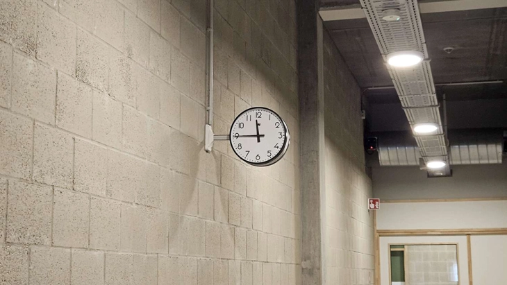 analoge klok sporthal