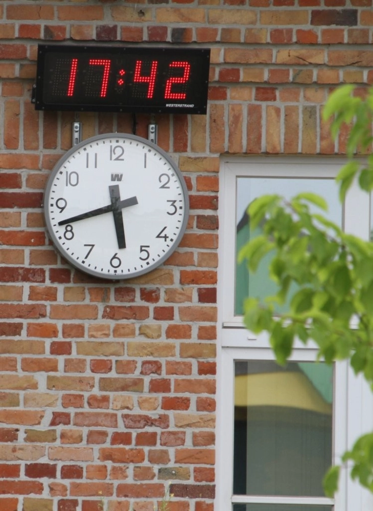 analoge en digitale klok voor speelplaats
