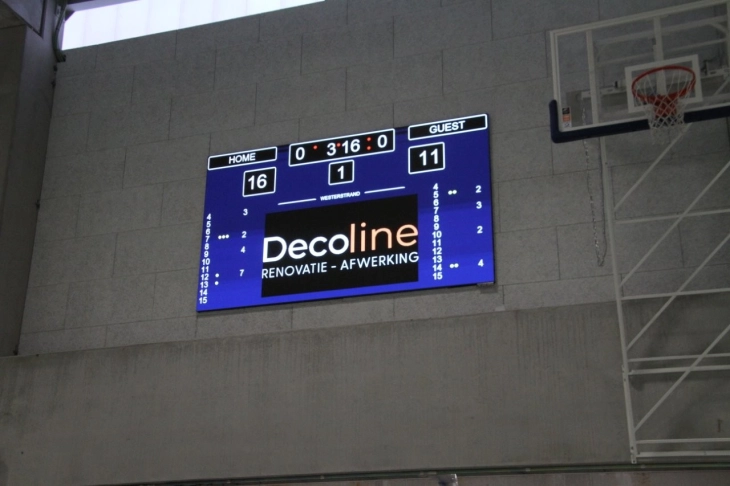 LED scherm als digitaal scorebord in sporthal voor basketbal