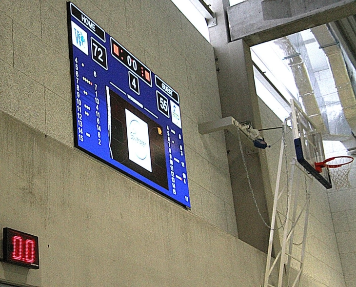 LED scherm als digitaal scorebord in sporthal voor basketbal