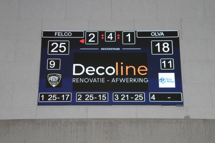 LED scherm als digitaal scorebord in sporthal voor basketbal