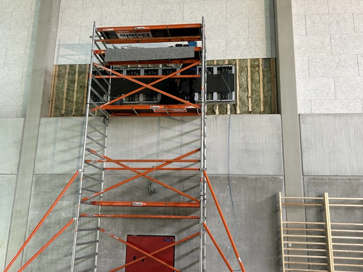 LED scherm ingewerkt in de muur of wand sporthal