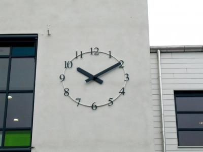 gevelklok met grote wijzers